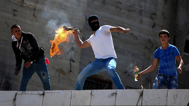 Recent rioting in Hebron (Photo: EPA)