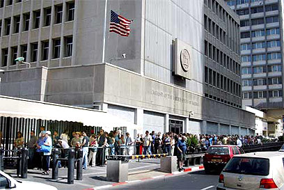 תור לקבלת אשרת כניסה בשגרירות ארה"ב בתל אביב (צילום: מיכאל קרמר)