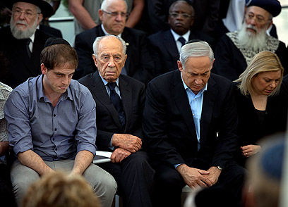 Peres with Netanyahu family (Photo: Ohad Zwigenberg)