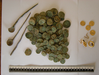 Coins, jewels found in dig (Photo: Antiquities Authority)