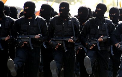 כוחות איראניים במצעד בטהרן (צילום: AFP)