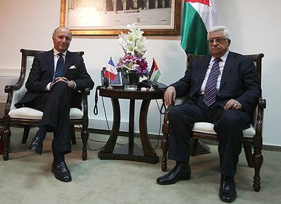 Fabius (L) with Abbas in Ramallah (Archive photo: AFP)