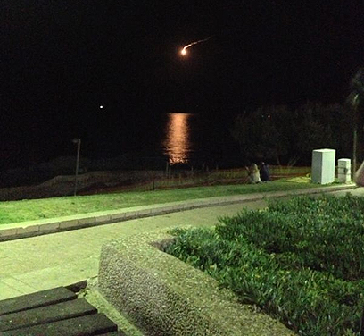 פצצת תאורה מול חוף נתניה  (צילום: רוני גיל-עד)