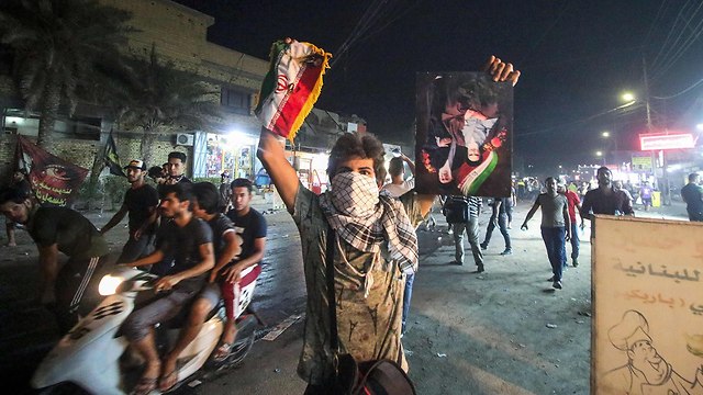 Iraqi protesters set fire to Iran consulate 