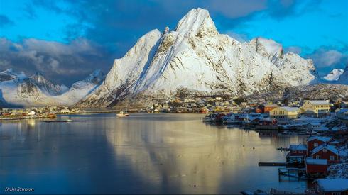 "Синий" час в городке Рейне в Норвегии. Фото: Дуби Роман