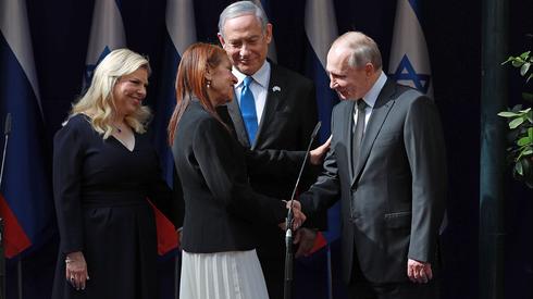 Путин встречается с мамой Наамы в Израиле. Фото: Охад Цвайгенберг